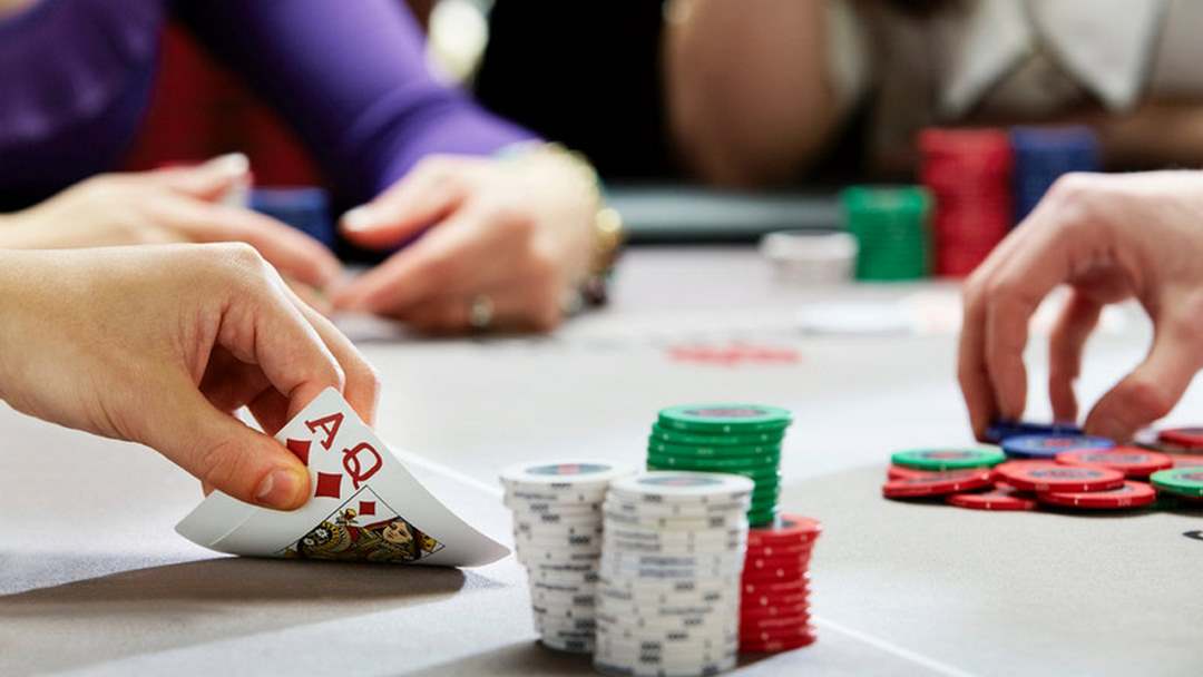 Kết hợp giữa hành động và thời gian để chủ động về thứ tự bài poker